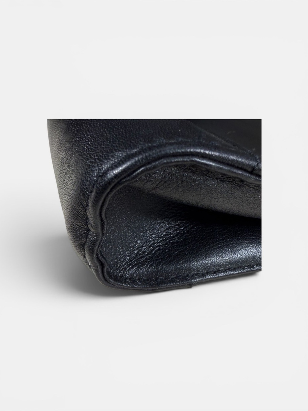 Tumi Y2K Minimalist Black Leather Chain Strap Crossbody Bag - Picture 3 of 5